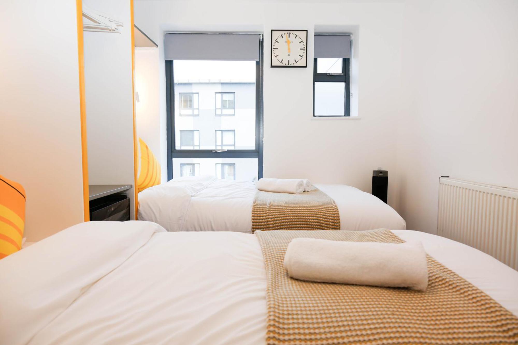 New Luxury Apartments In Central Location Next To Shops, Cafes, Bars & Metro ลอนดอน ภายนอก รูปภาพ