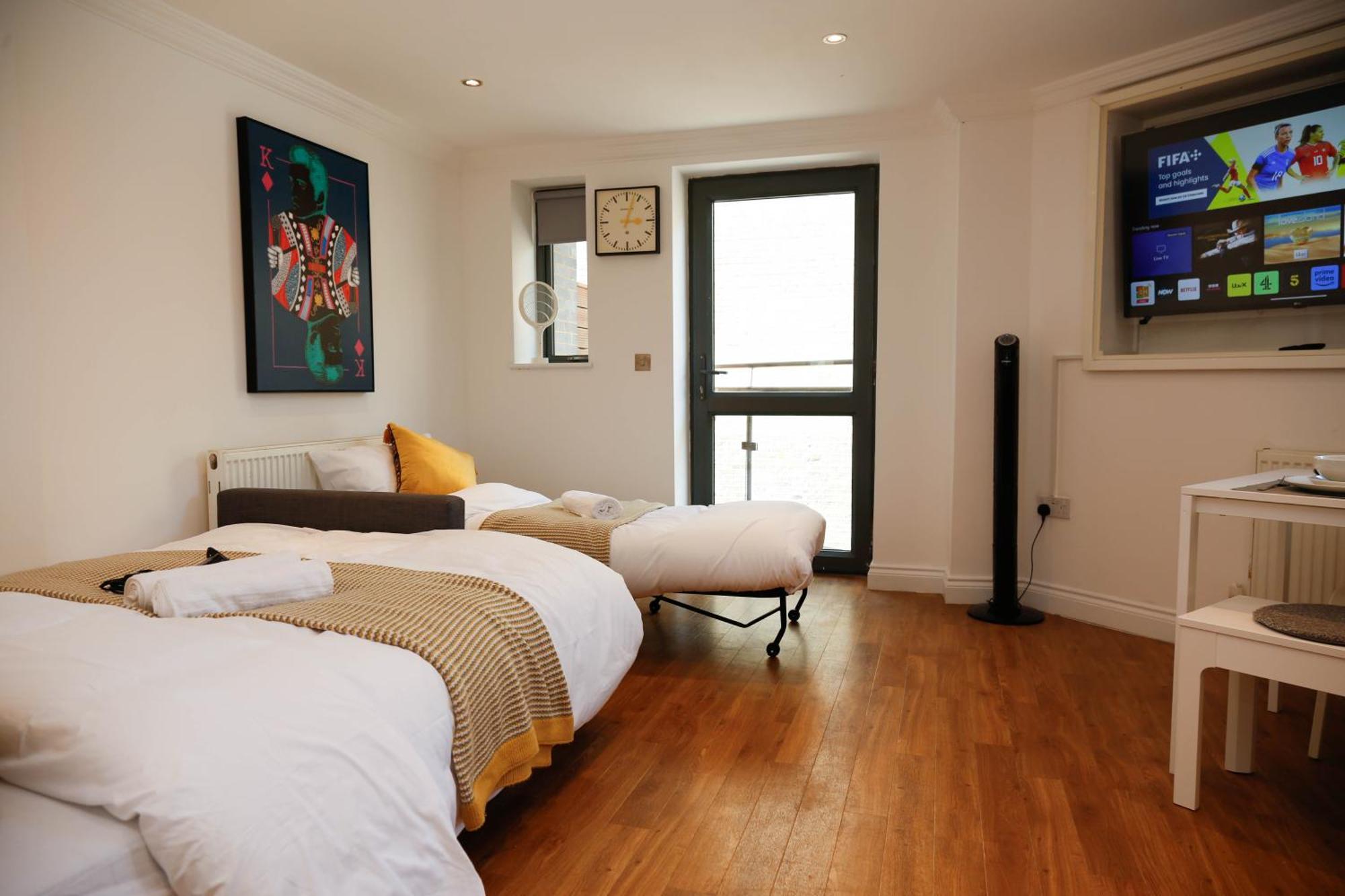 New Luxury Apartments In Central Location Next To Shops, Cafes, Bars & Metro ลอนดอน ภายนอก รูปภาพ