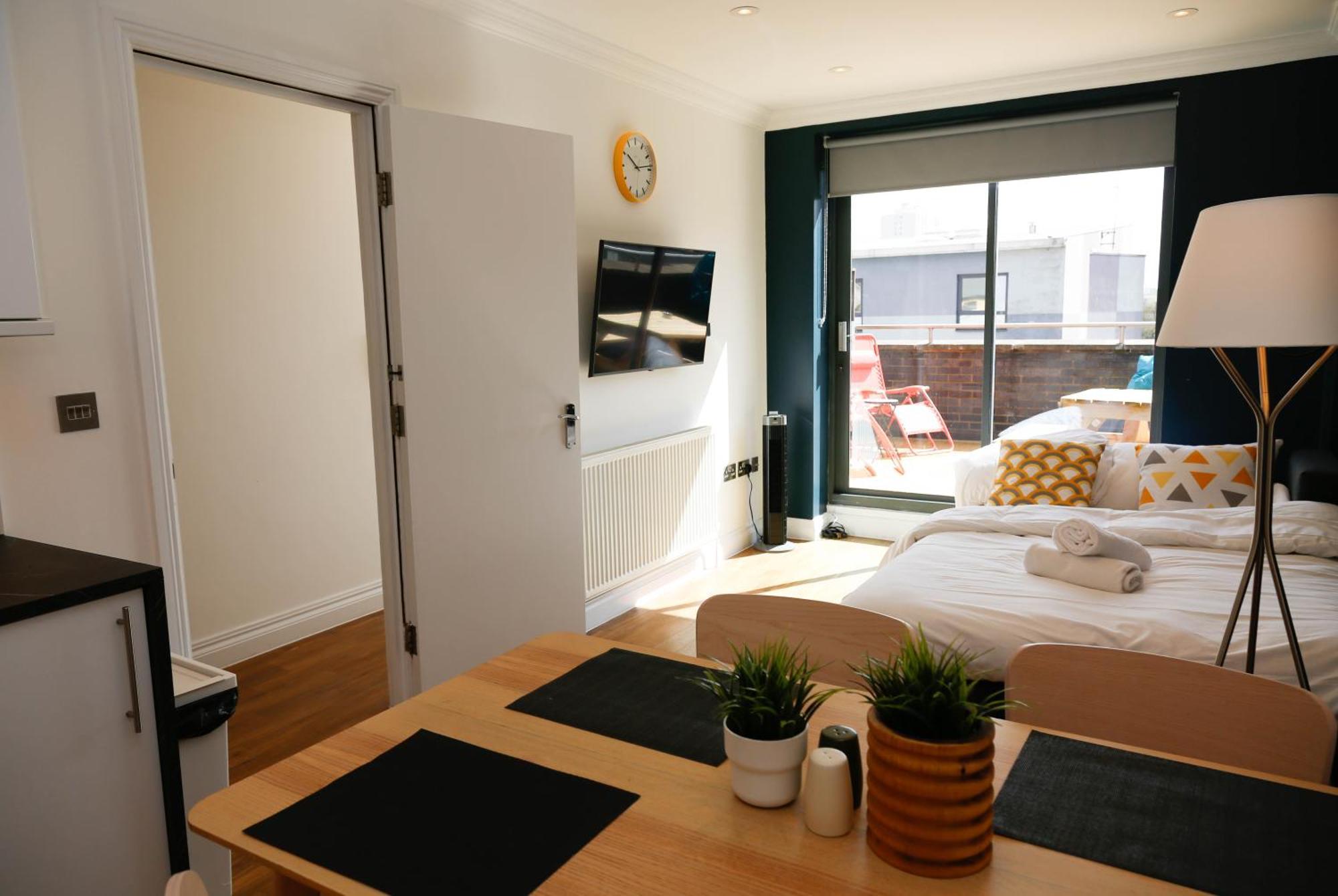 New Luxury Apartments In Central Location Next To Shops, Cafes, Bars & Metro ลอนดอน ภายนอก รูปภาพ